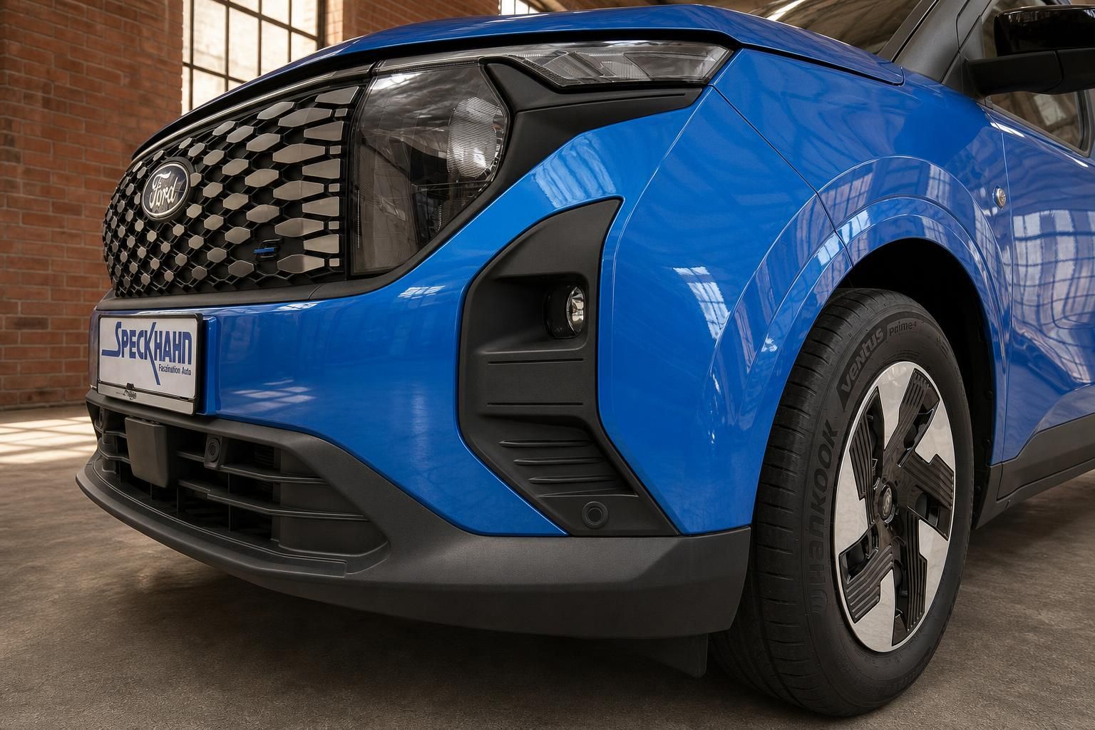 Ford blau Frontstoßstange Nahaufnahme mit Kühlergrill und Felge