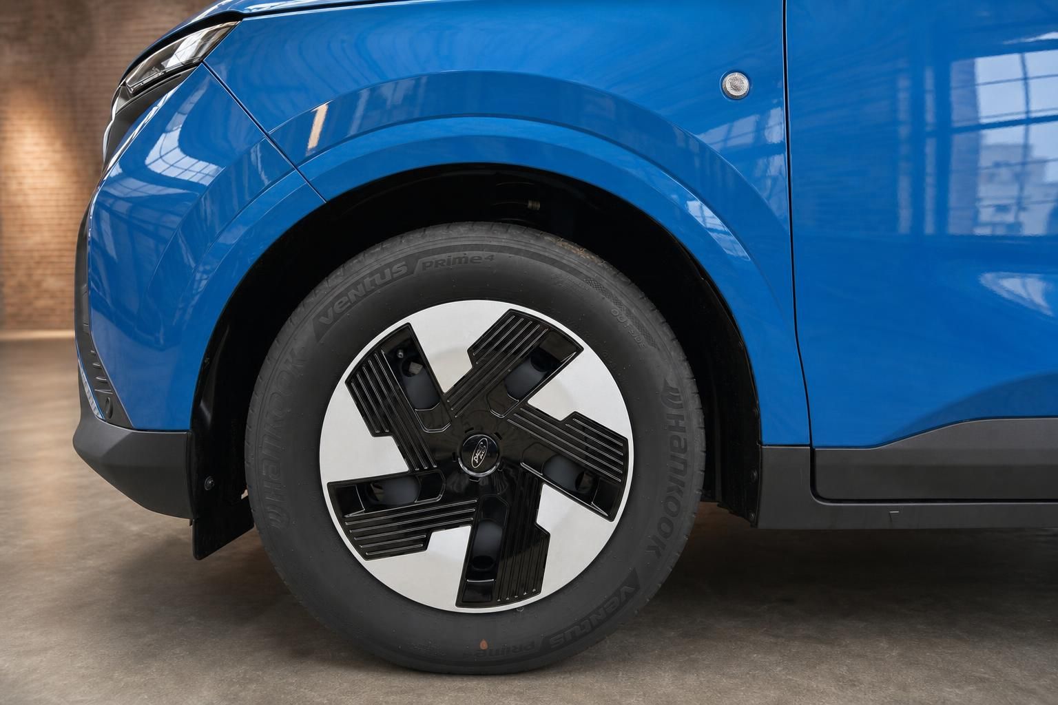 Ford blau Nahaufnahme Alufelge und vorderer Radkasten