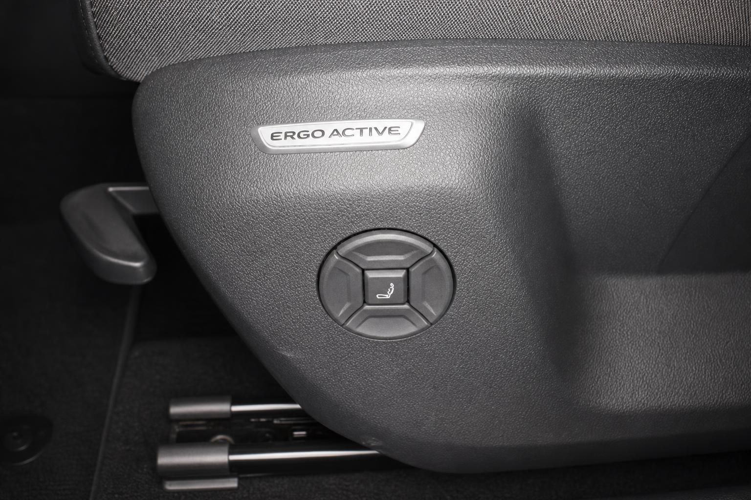 Ergo Active Sitzverstellung mit Bedienrad im Fahrzeuginnenraum