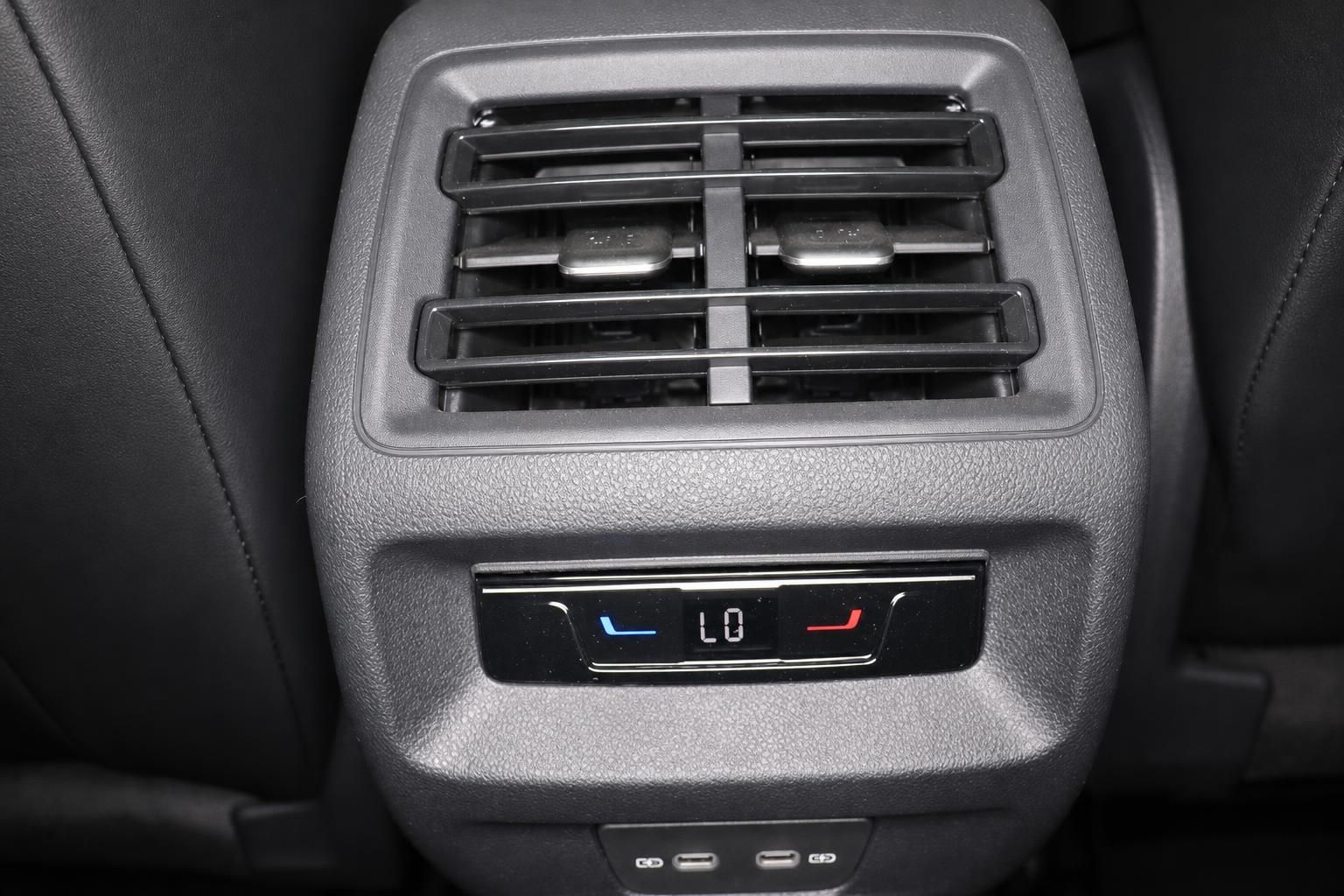 Fondbelueftung mit Klimaregelung und USB-Anschluessen im Fahrzeug