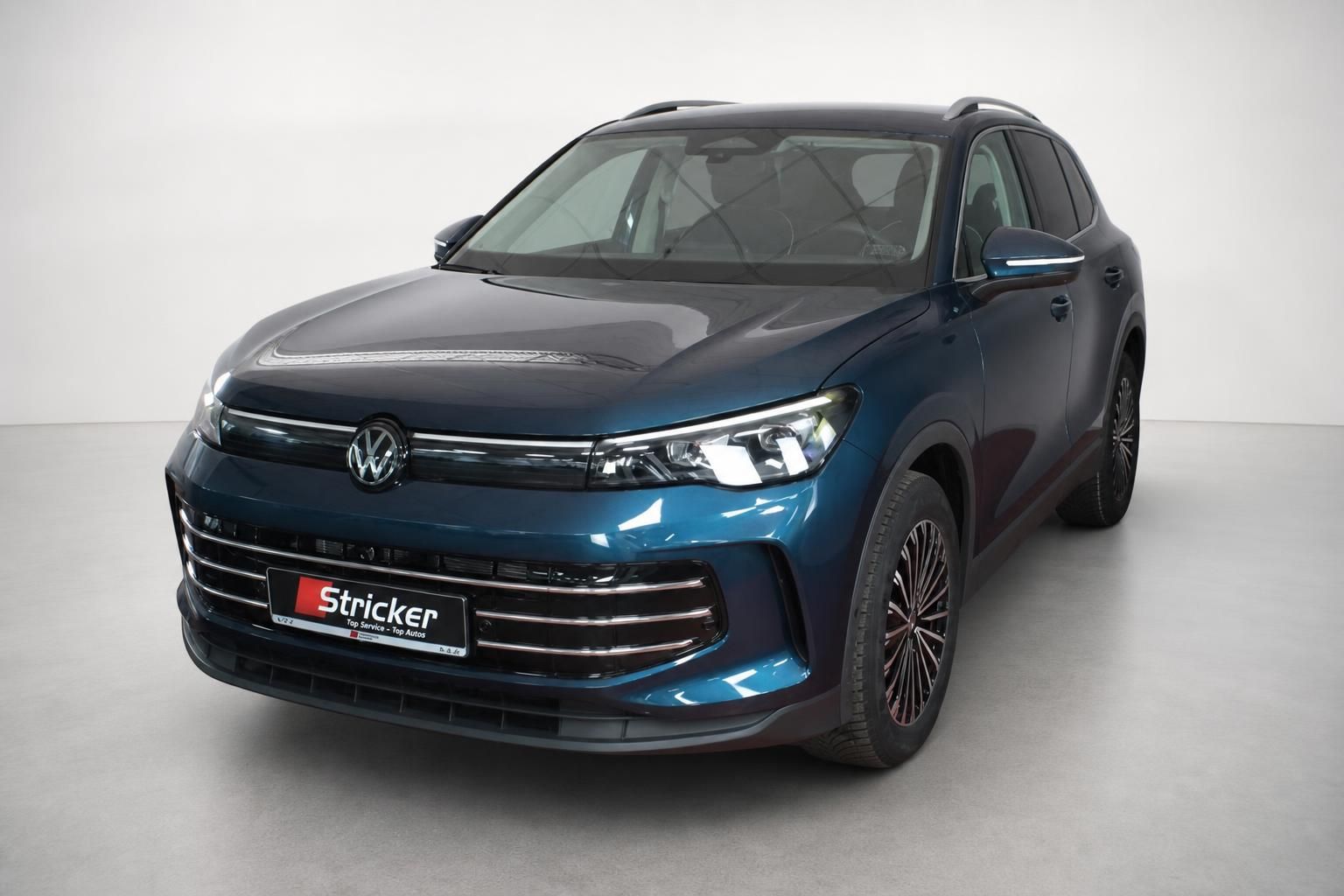 VW Tiguan blau metallic Frontansicht mit LED-Scheinwerfern im Studio