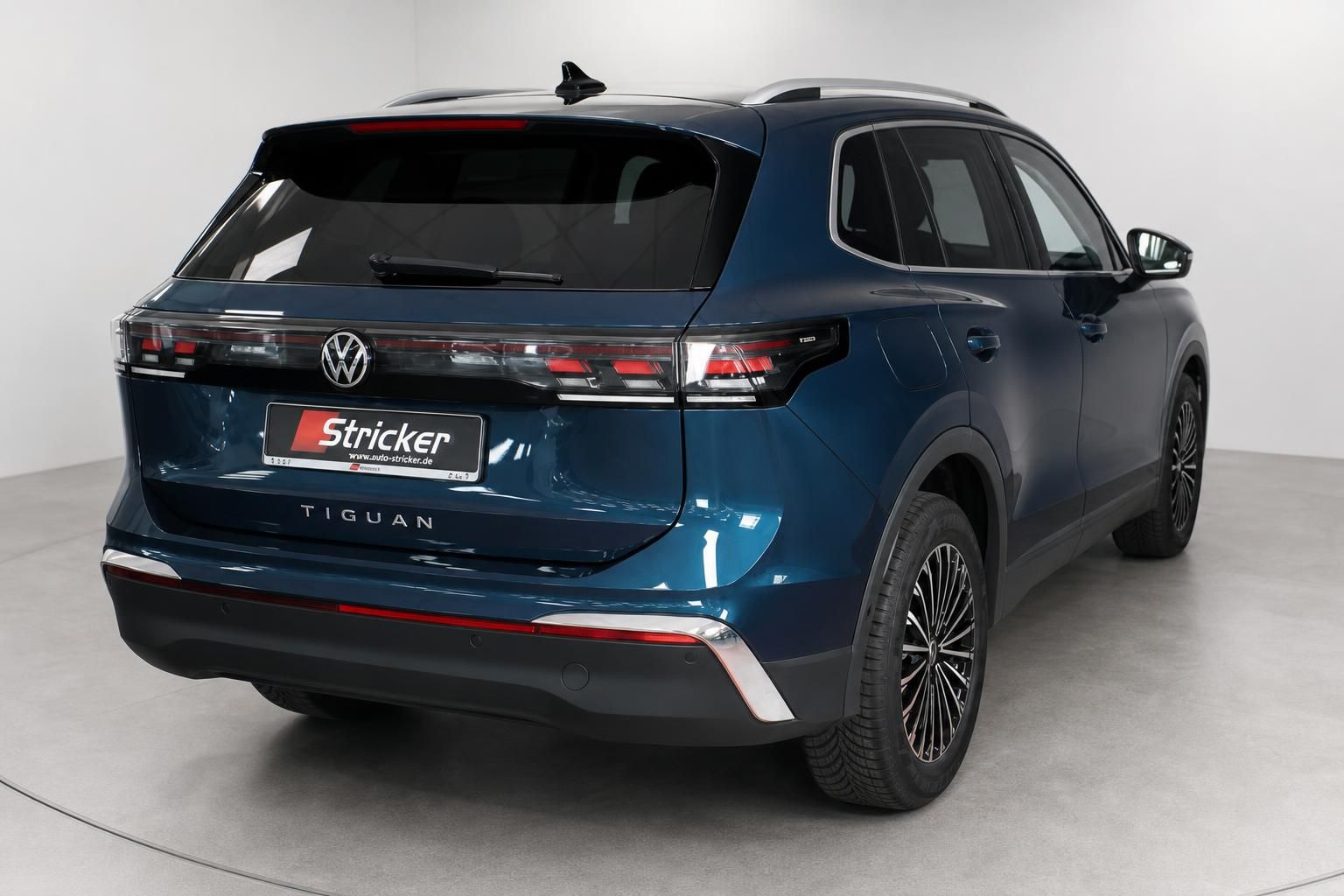 VW Tiguan blau metallic Heckansicht mit LED-Rückleuchten im Studio