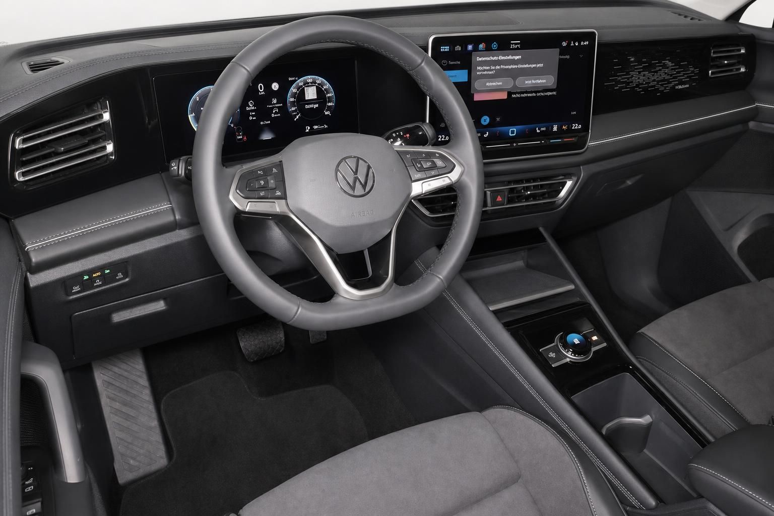VW Cockpit mit Lederlenkrad und digitalem Infotainment-Display