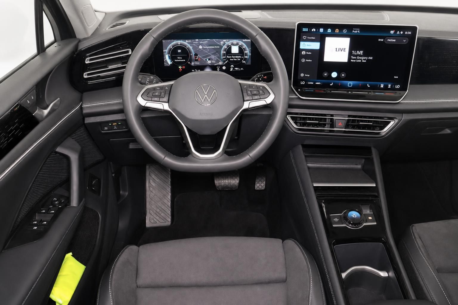 VW Cockpit mit Lenkrad, Digitaltacho und Infotainment-Display im Innenraum