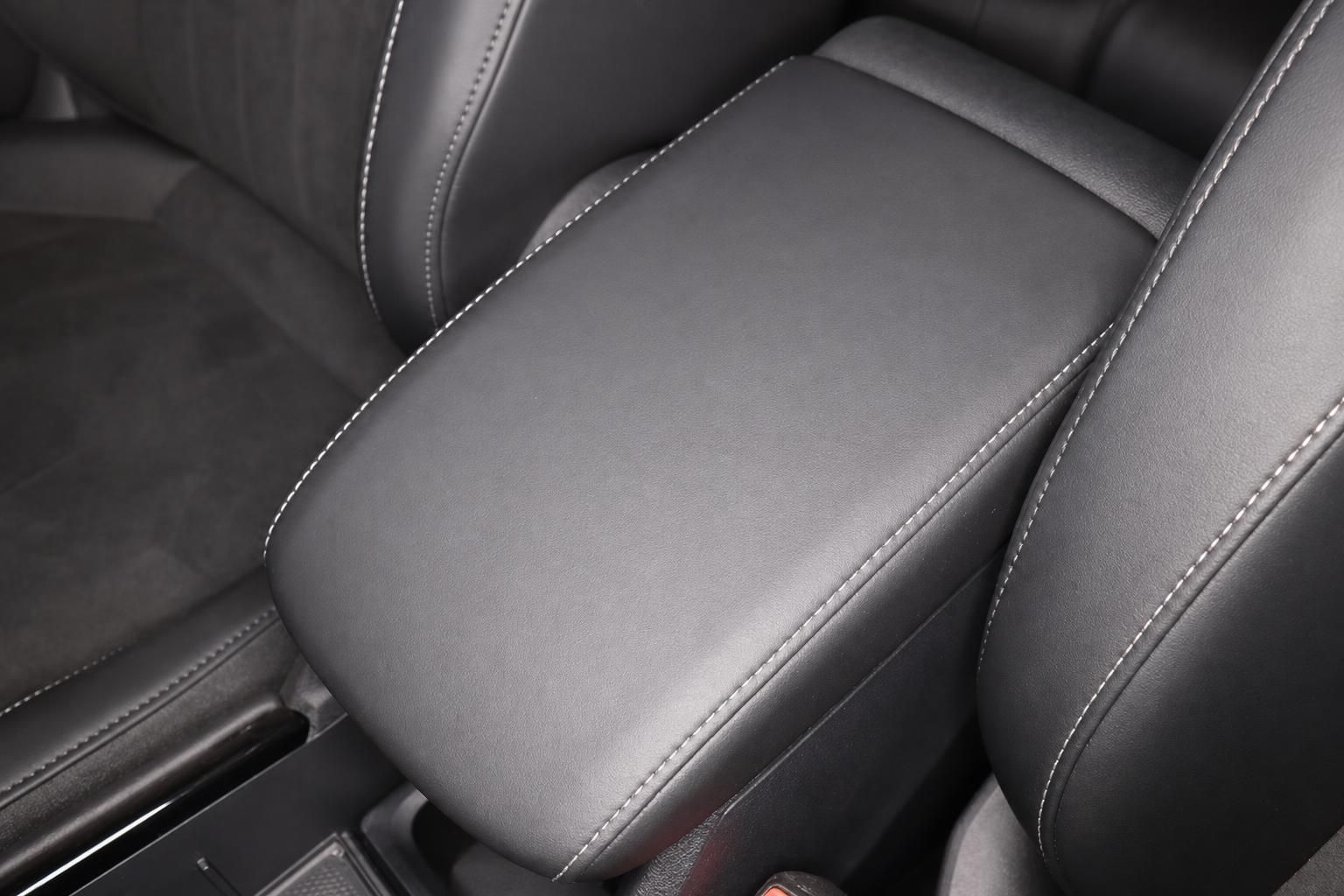Nahaufnahme der Mittelarmlehne mit Lederbezug im Fahrzeuginnenraum