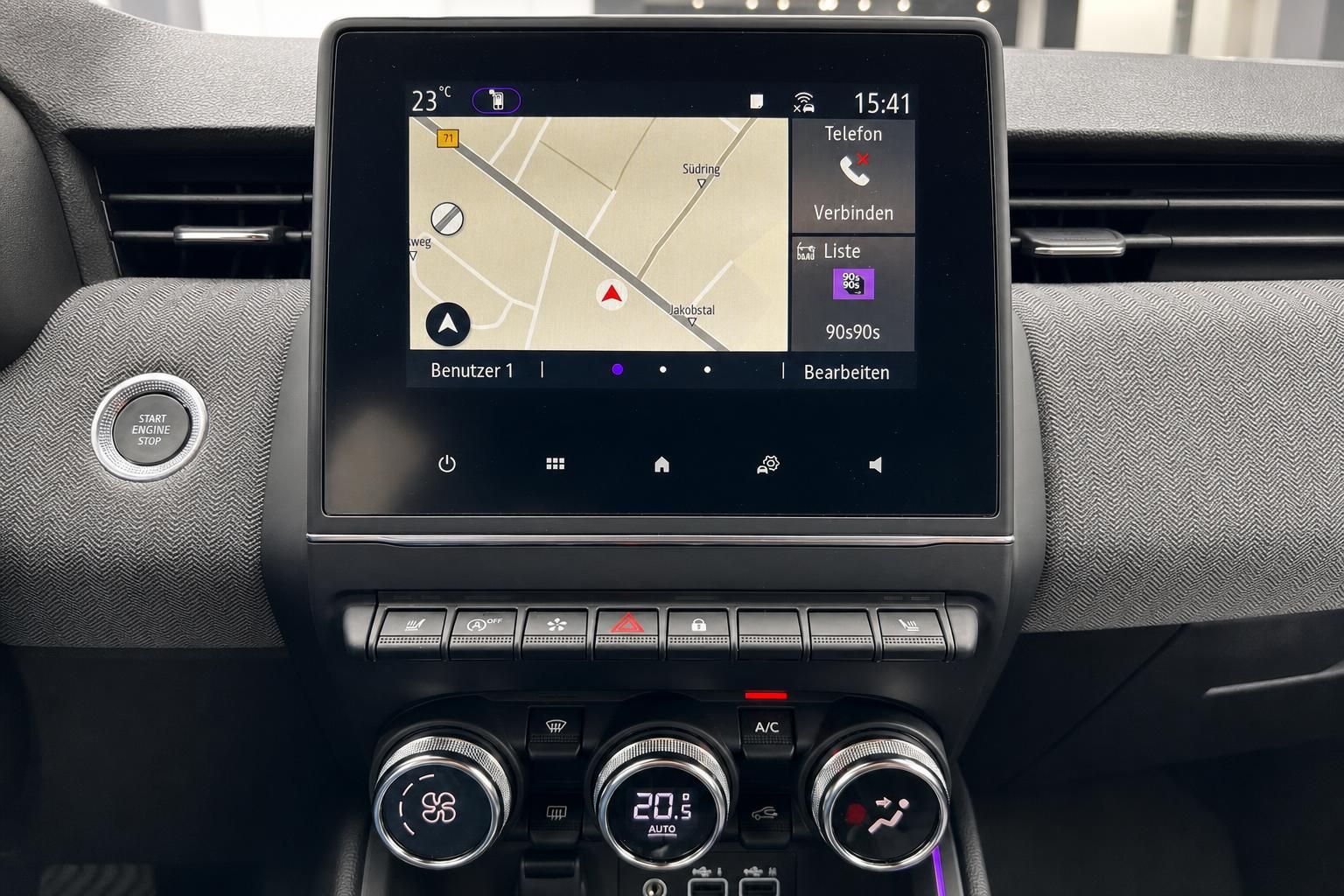 Modernes Fahrzeug-Infotainment-System mit Touchscreen, Navigation und Klimabedienung im Innenraum