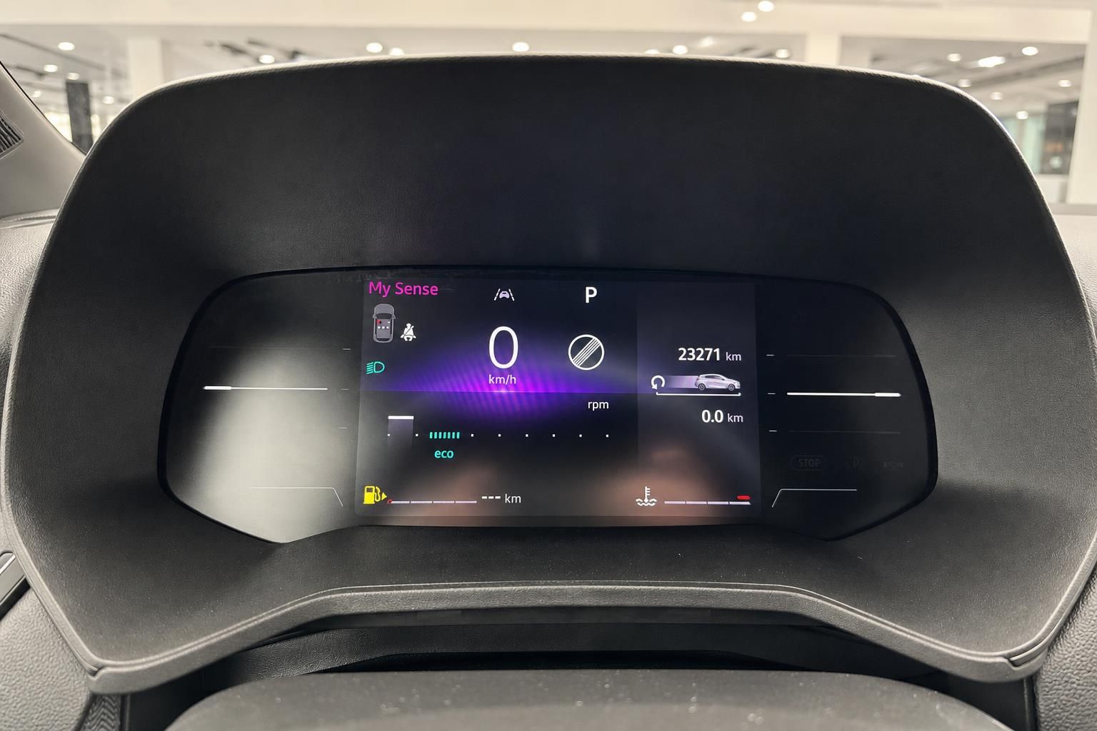 Digitales Kombiinstrument mit Tacho und Fahrzeugdaten im modernen Cockpit