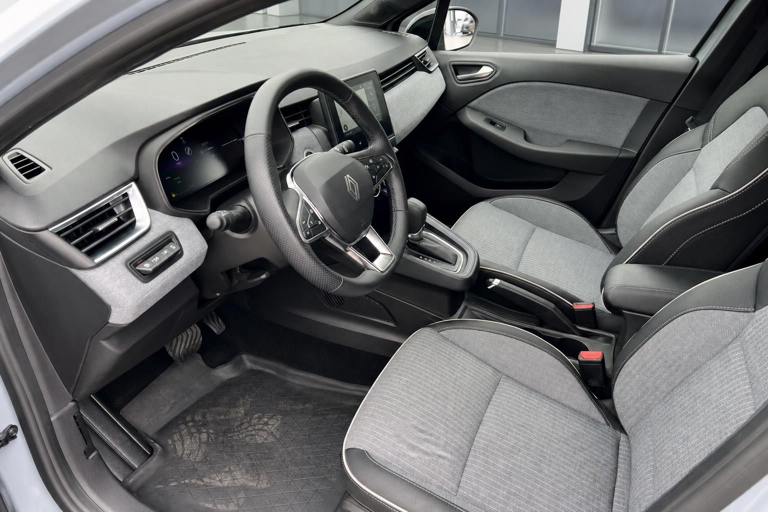 Renault Clio Innenraum Fahrersitz Lenkrad Armaturenbrett graue Sitze moderne Ausstattung