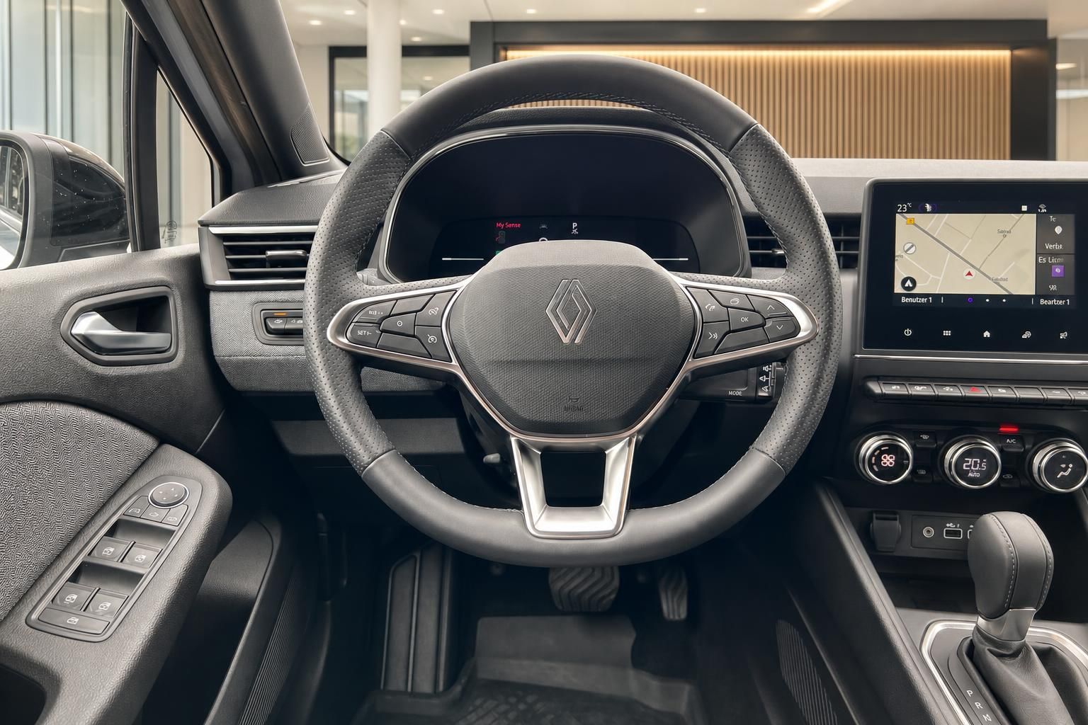 Renault Lenkrad mit Multifunktionstasten und digitalem Kombiinstrument im Cockpit
