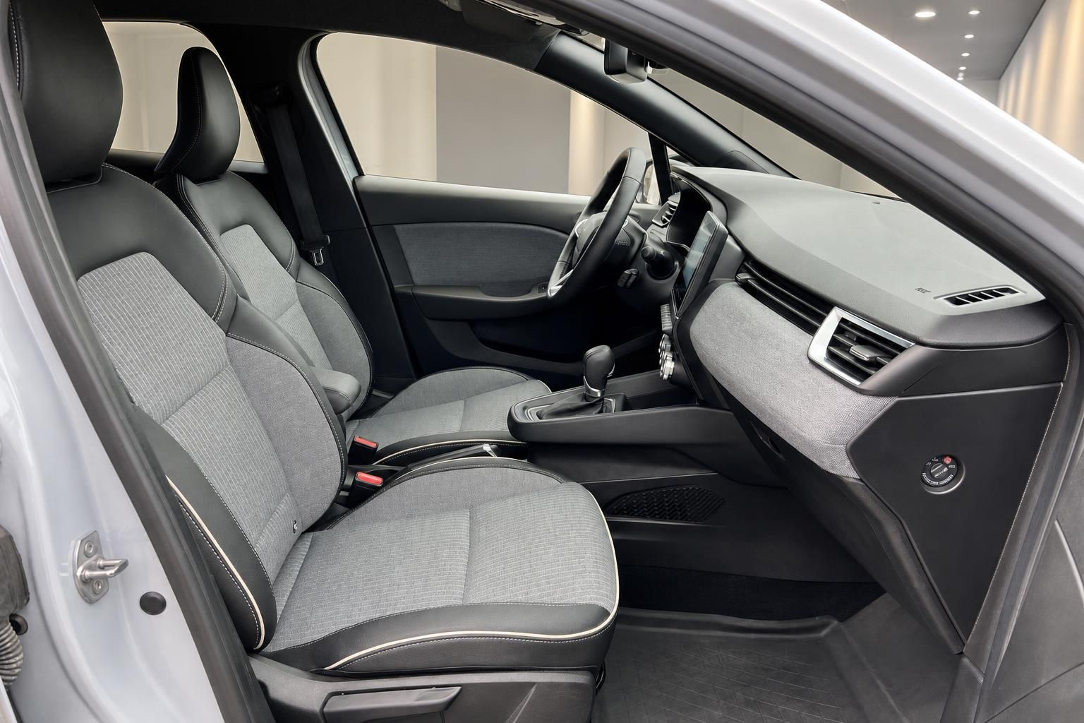 Fahrzeuginnenraum mit grauen Stoffsitzen und modernem Armaturenbrett im Autohaus