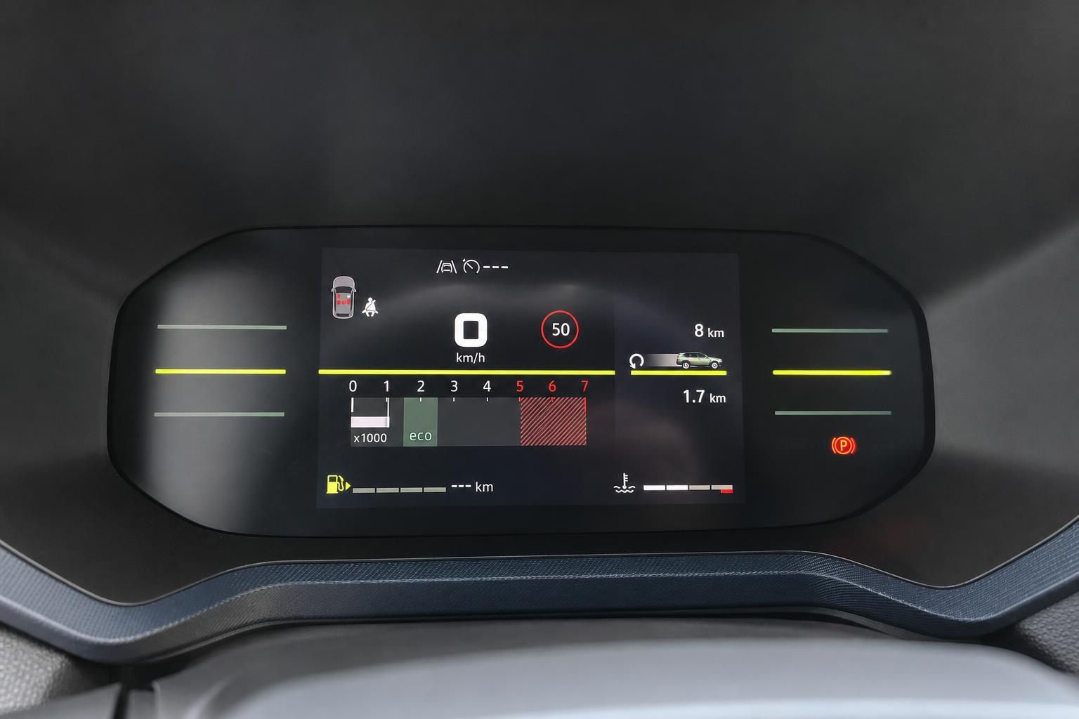 Digitales Kombiinstrument mit Tacho und Fahrassistenz-Anzeigen im Fahrzeug