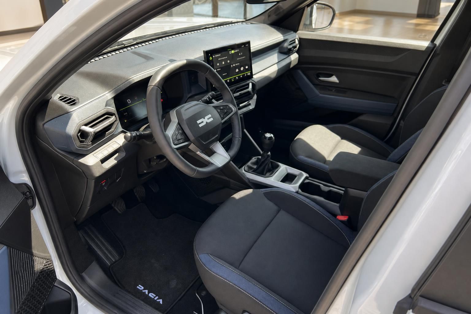 Dacia Bigster Innenraum, Fahrersitz und Lenkrad im Detail
