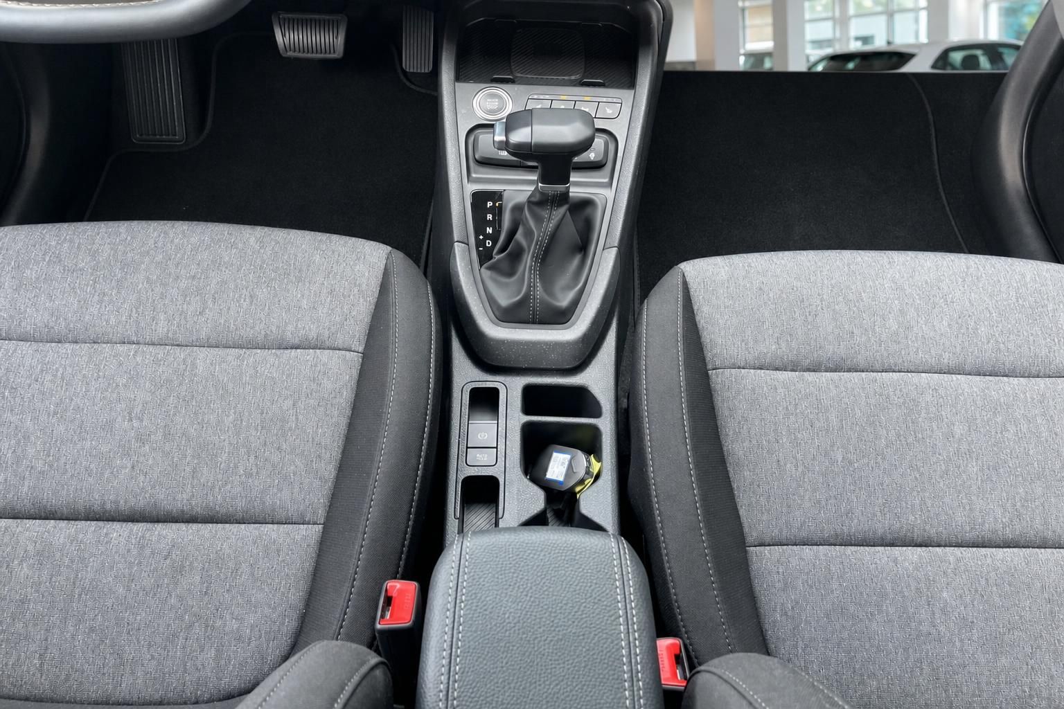 Innenraum mit Mittelkonsole, Schalthebel und Sitzen im Fahrzeug