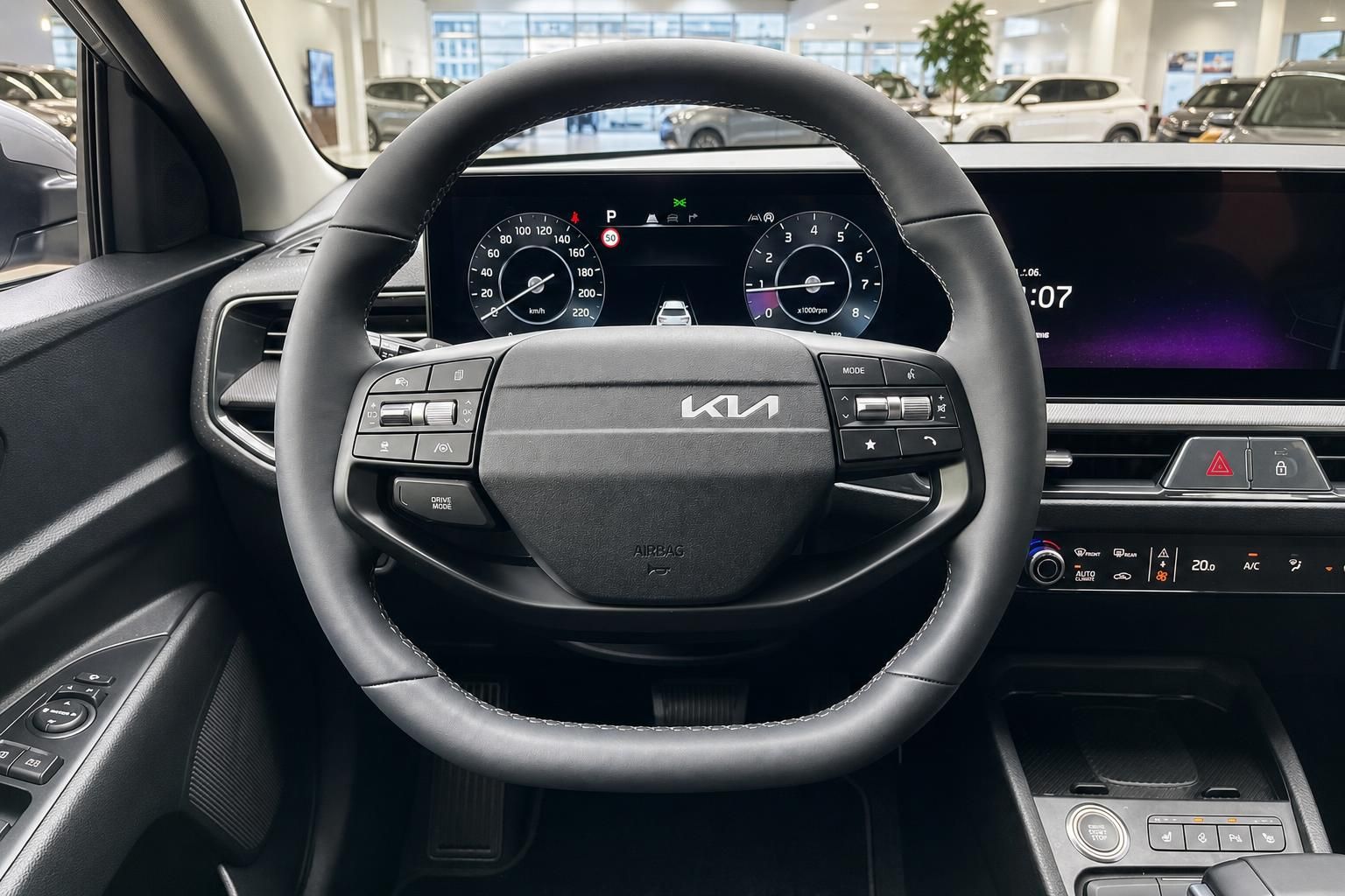 Kia Lenkrad mit Bedientasten und digitalem Kombiinstrument im Innenraum