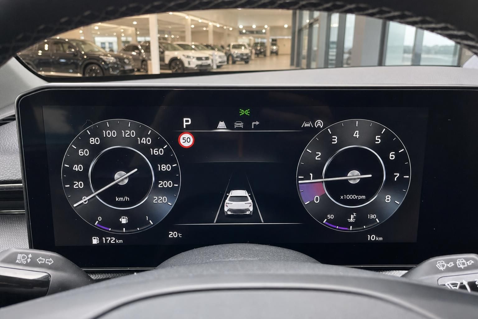 Digitales Kombiinstrument mit Tacho und Spurhalteassistent im Fahrzeug