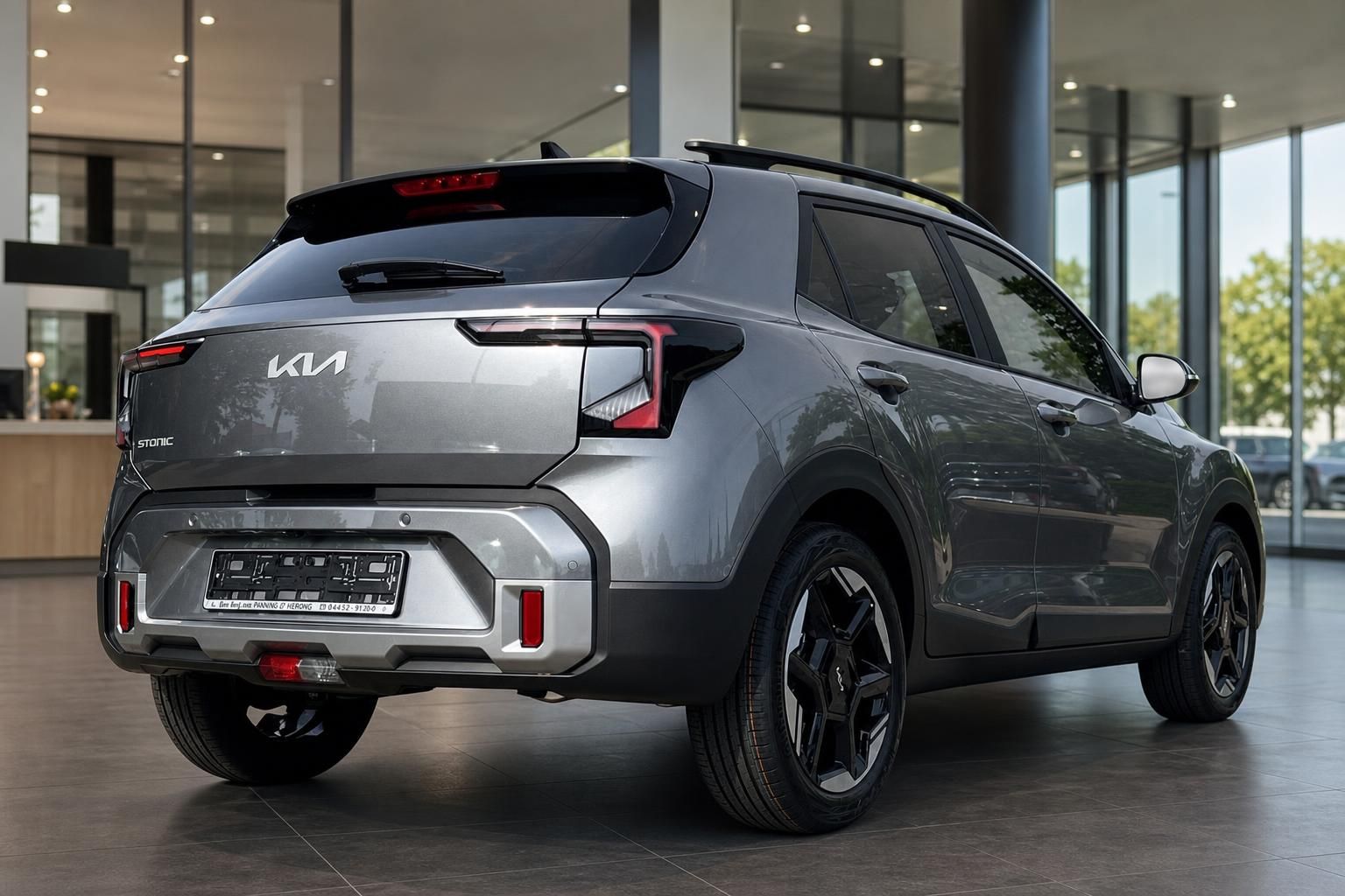 Kia Stonic Heckansicht in Grau im Autohaus-Showroom