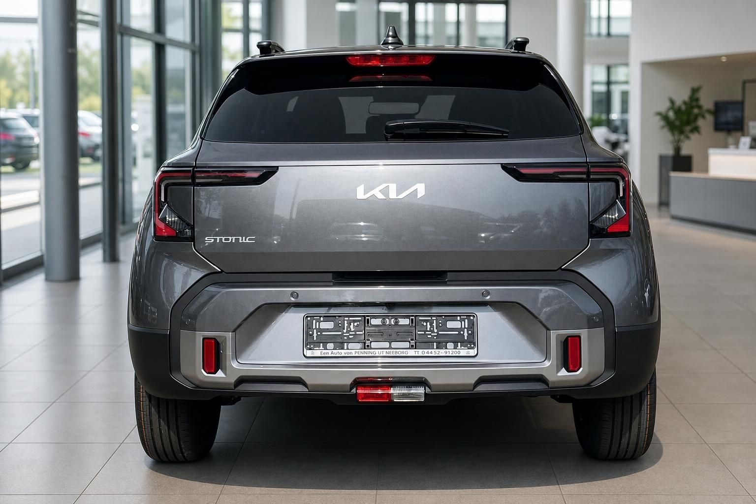 Kia Stonic Heckansicht mit KIA Logo im Showroom