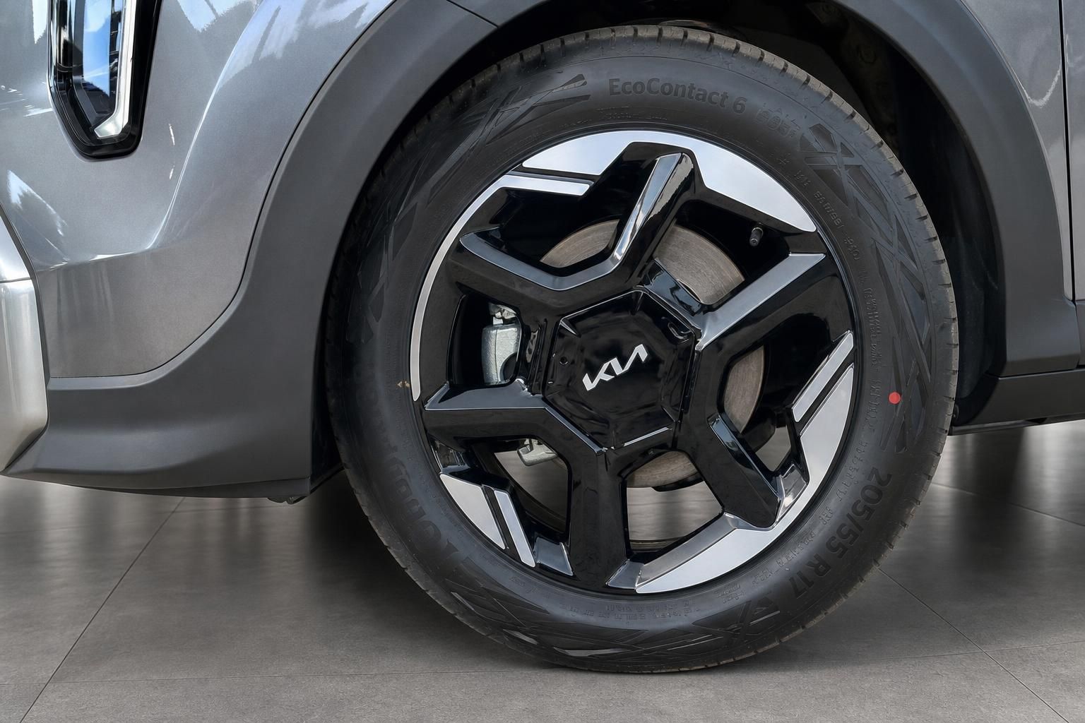 Kia Felge mit schwarzem Design und EcoContact 6 Bereifung im Detail