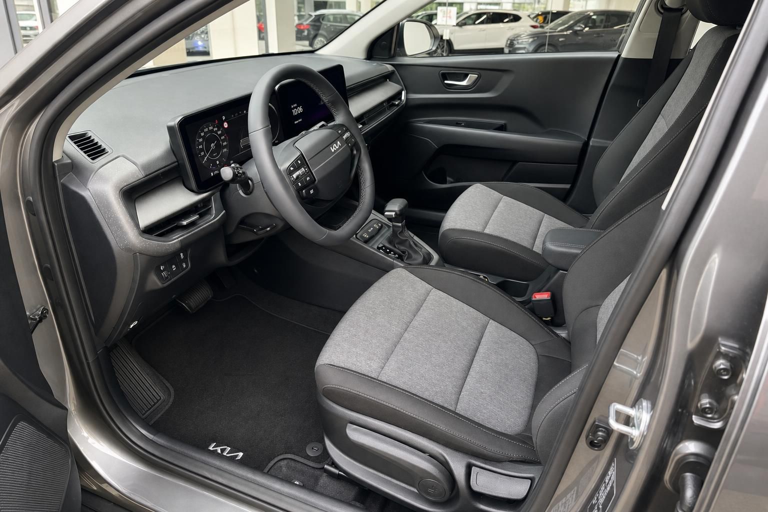Kia Fahrerinnenraum mit Cockpit Lenkrad und Vordersitzen durch geöffnete Tür