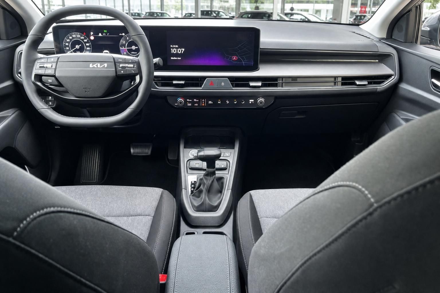 Kia Cockpit mit Lenkrad Digitaltacho und Mittelkonsole von vorne