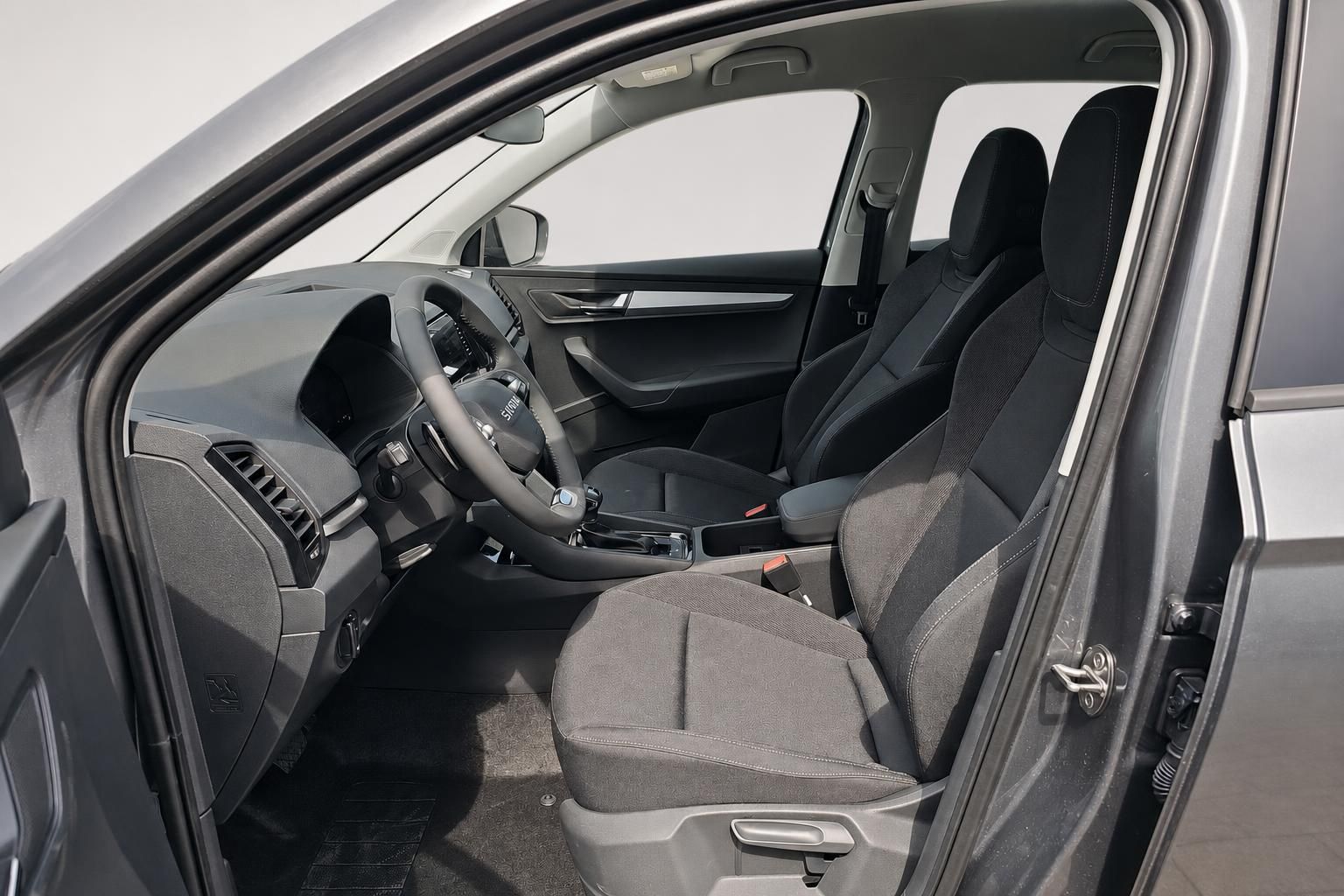 Skoda Karoq Innenraum mit Vordersitzen und Armaturenbrett in Schwarz