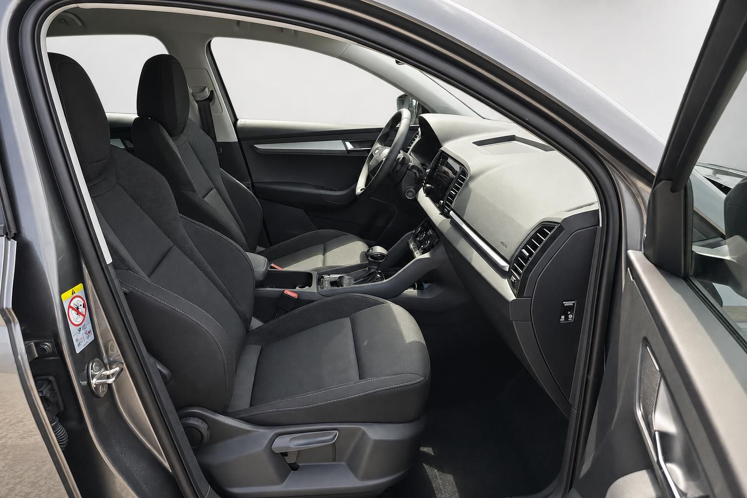 Skoda Karoq Innenraum mit Blick auf Fahrersitz und Cockpit