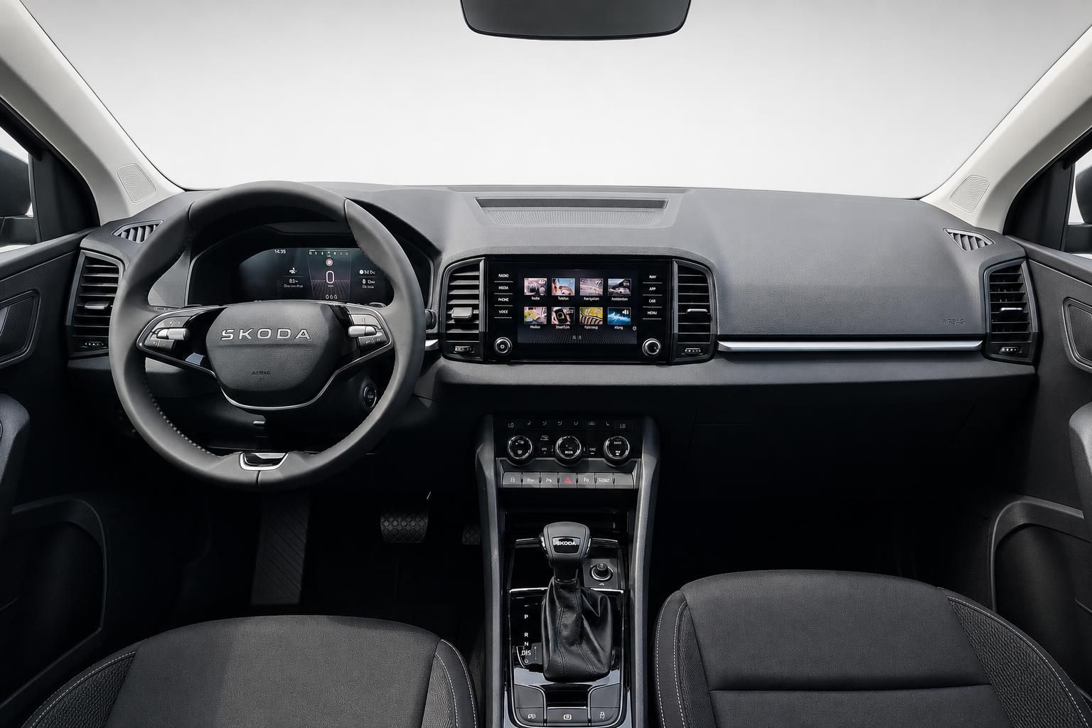 Skoda Karoq Cockpit mit Lenkrad, Touchscreen und Mittelkonsole
