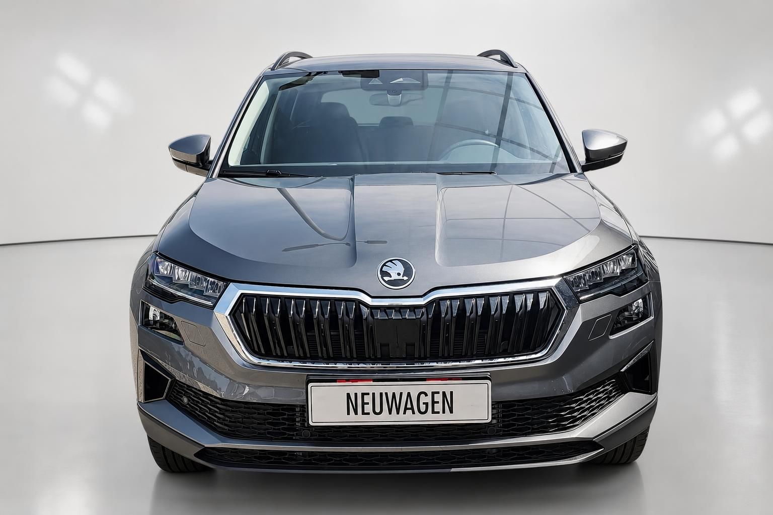 Skoda Karoq SUV in Grau, Frontansicht im Studio