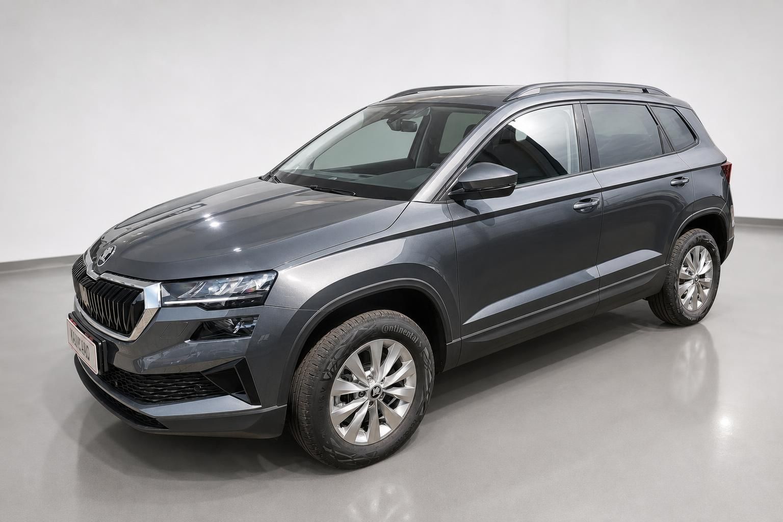 Skoda Karoq SUV in Anthrazit, Frontansicht schraeg