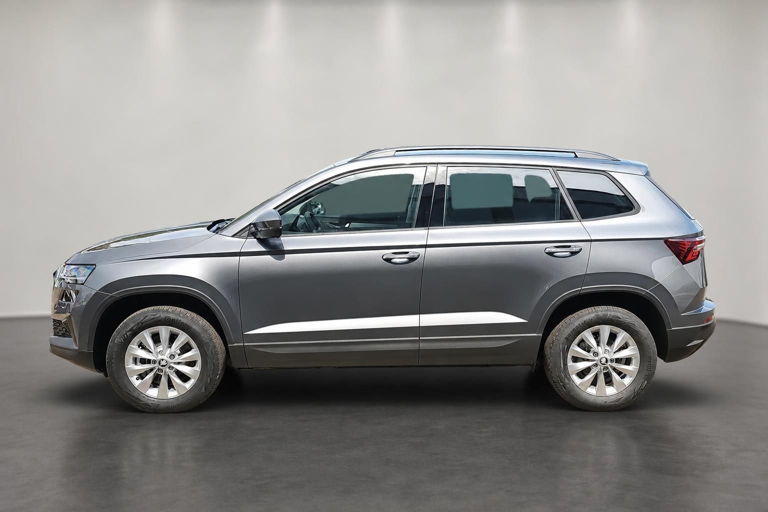 Skoda Karoq SUV in Grau, Seitenansicht im Studio