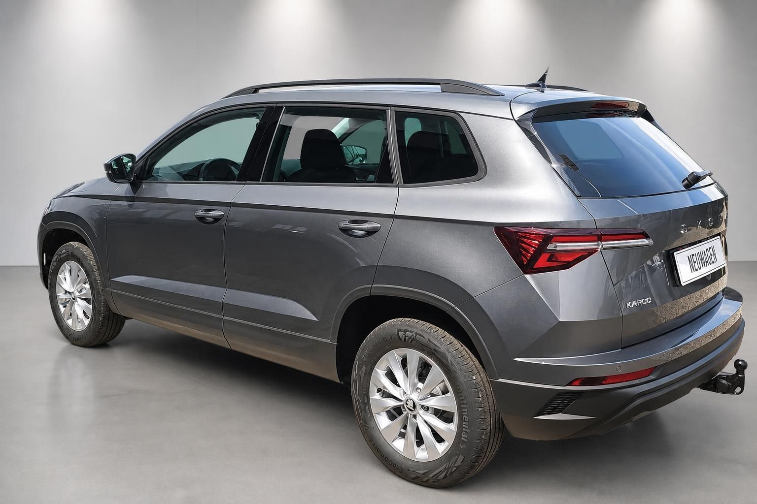 Skoda Karoq SUV in Grau, Heckansicht schraeg im Studio