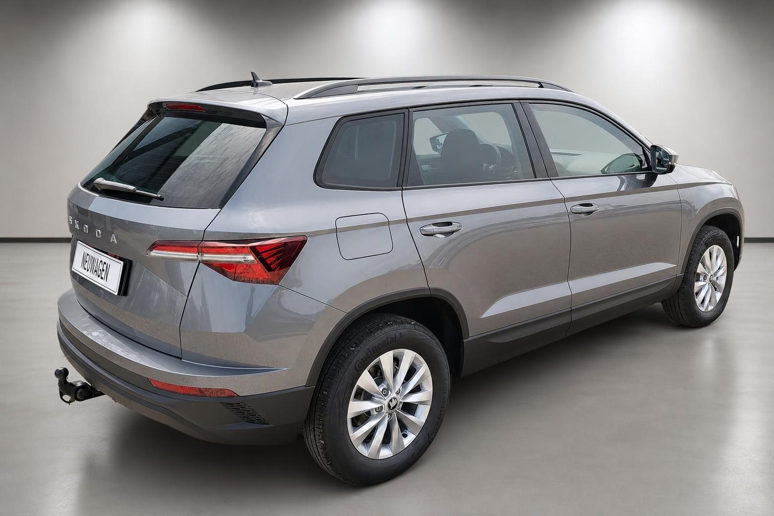 Skoda Karoq Heck-Seitenansicht, grauer SUV mit Anhängerkupplung