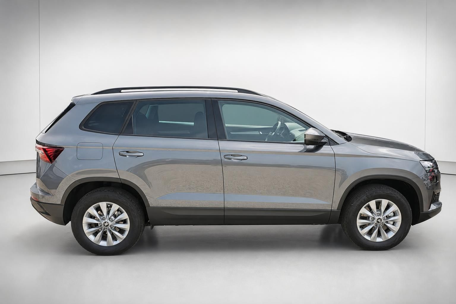 Skoda Karoq Seitenansicht, grau metallic, SUV im Studio fotografiert