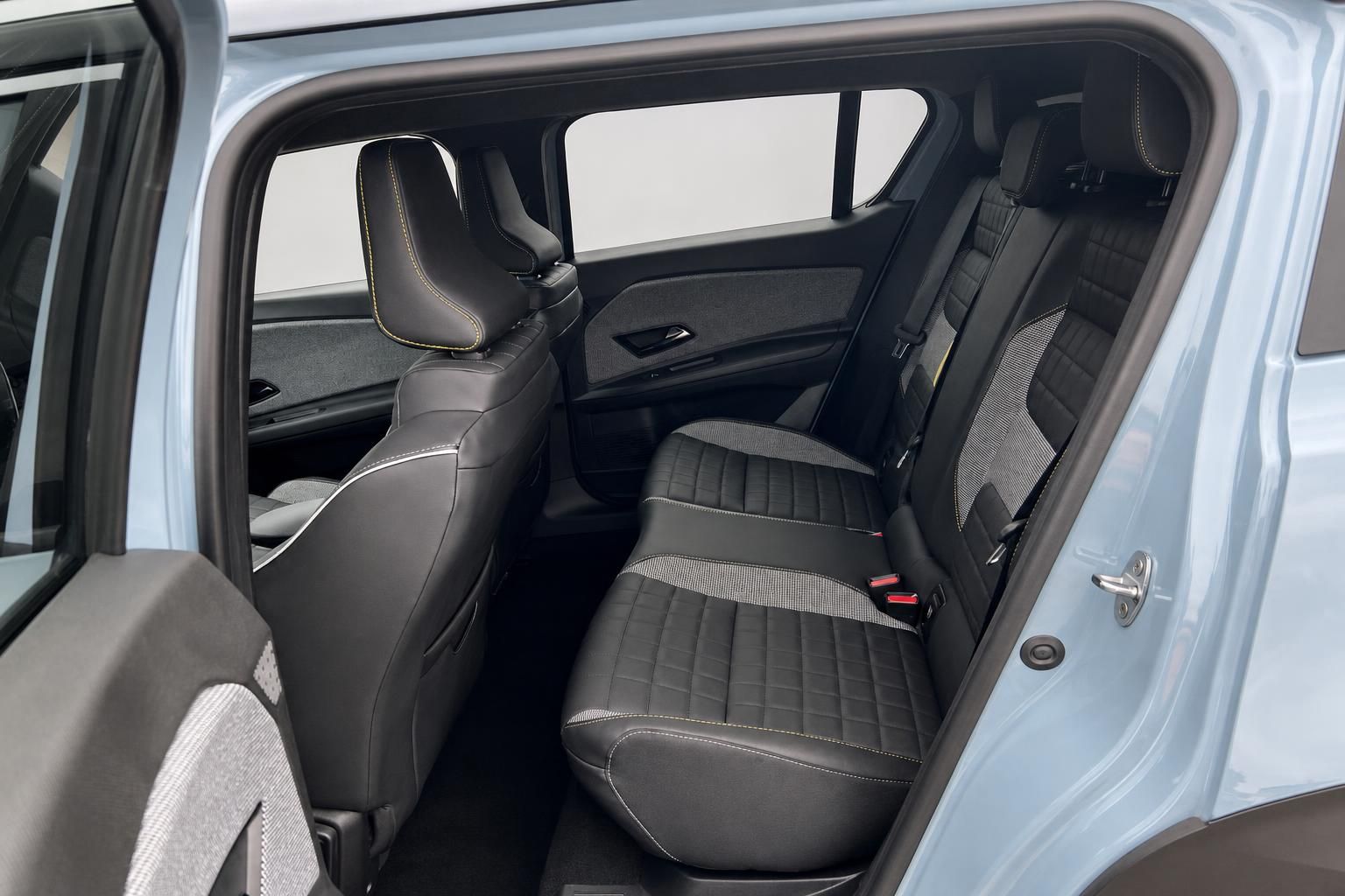 Renault 4 Rücksitzbank mit schwarzem Lederinterieur und Kontrastnähten