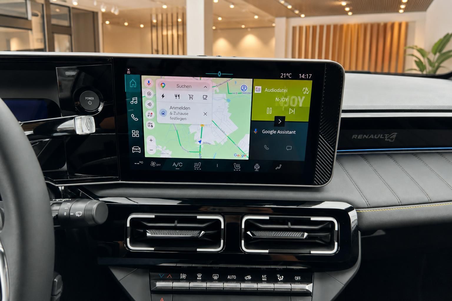Renault 4 Infotainment-Display mit Google Maps Navigation im Detail