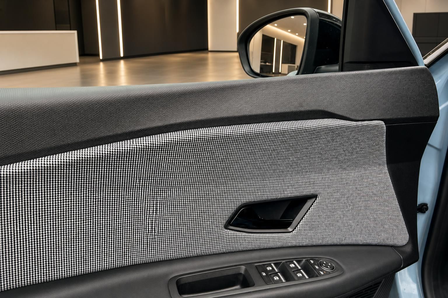 Renault 4 Türverkleidung mit Karomuster und Außenspiegel im Detail