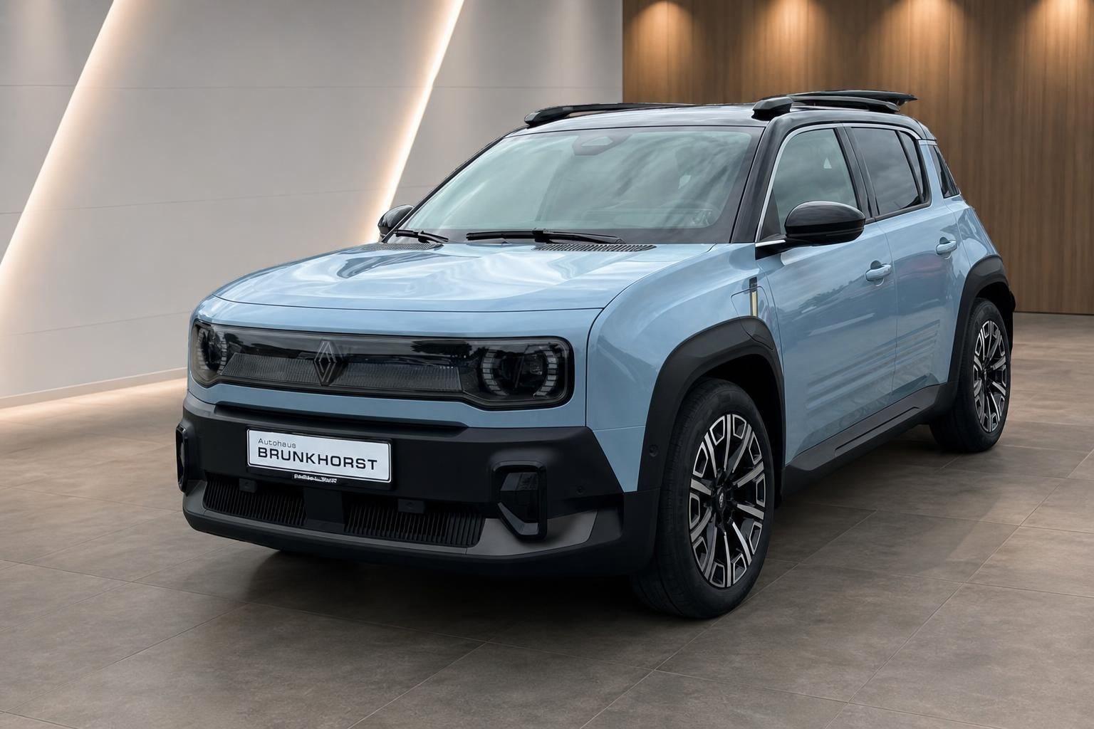 Renault 4 E-Tech hellblau, Frontansicht schräg im Showroom