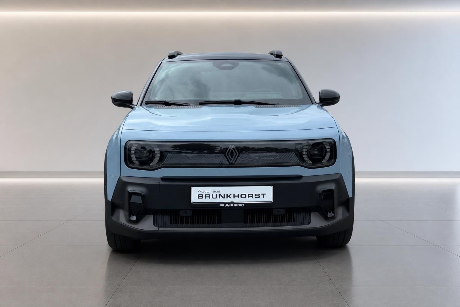 Renault 4 E-Tech in Hellblau, Frontansicht im Autohaus Brunkhorst