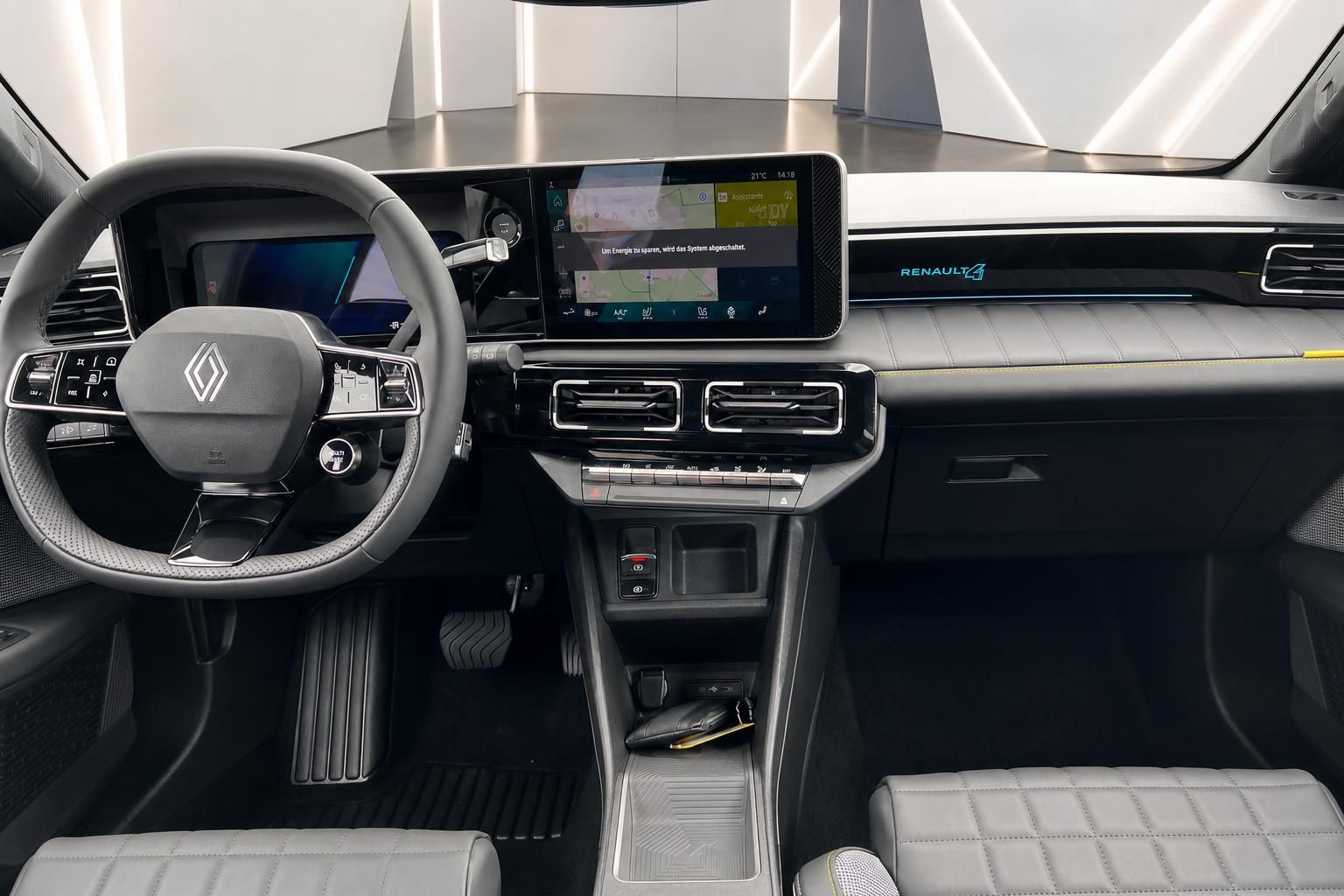 Cockpit des Renault 4 mit Digitaldisplay und Lenkrad
