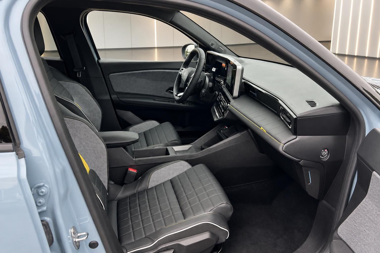 Renault 4 Innenraum Vordersitze und Armaturenbrett mit Digitalcockpit