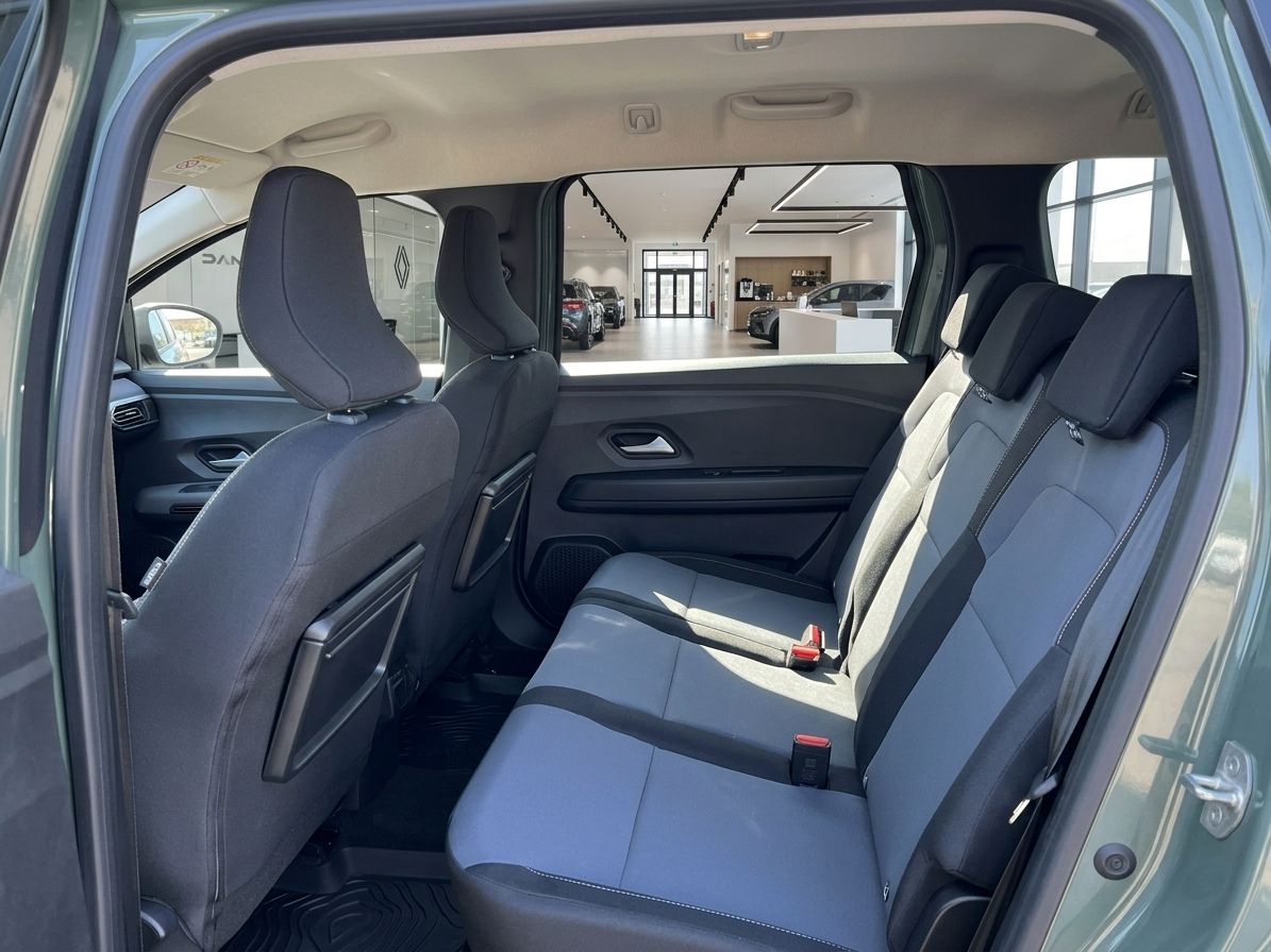 Dacia Rücksitzbank mit grau-schwarzer Polsterung und Sicherheitsgurten