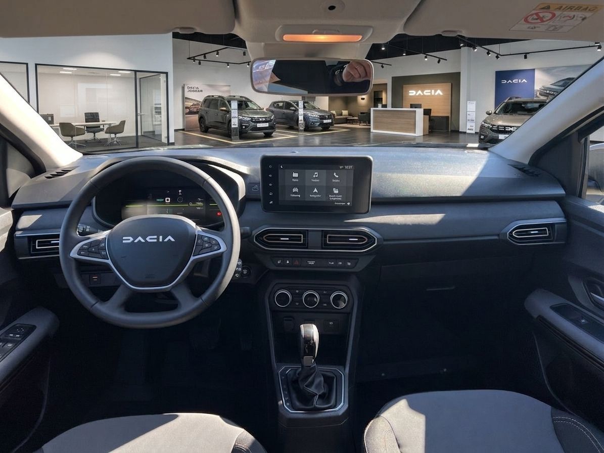 Dacia Innenraum Cockpit mit Lenkrad, Touchscreen und modernem Dashboard