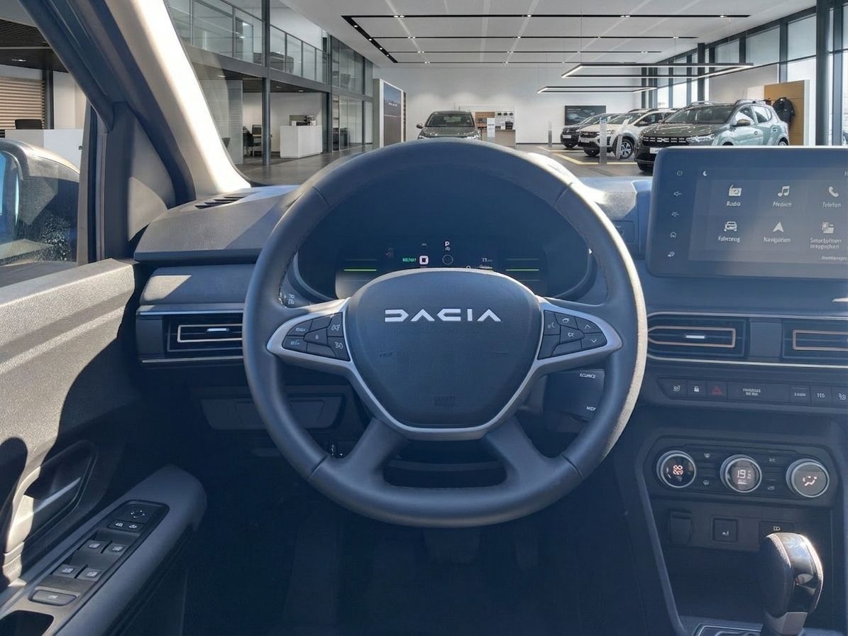 Dacia Fahrzeug Innenansicht mit Lenkrad und Infotainment-Display