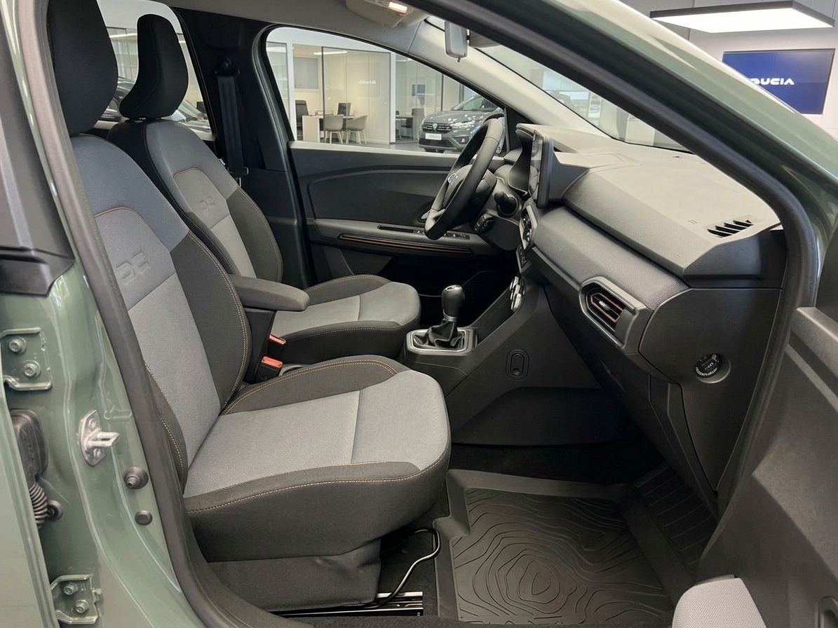 Dacia Beifahrerraum mit grauen Sitzen und Innenausstattung