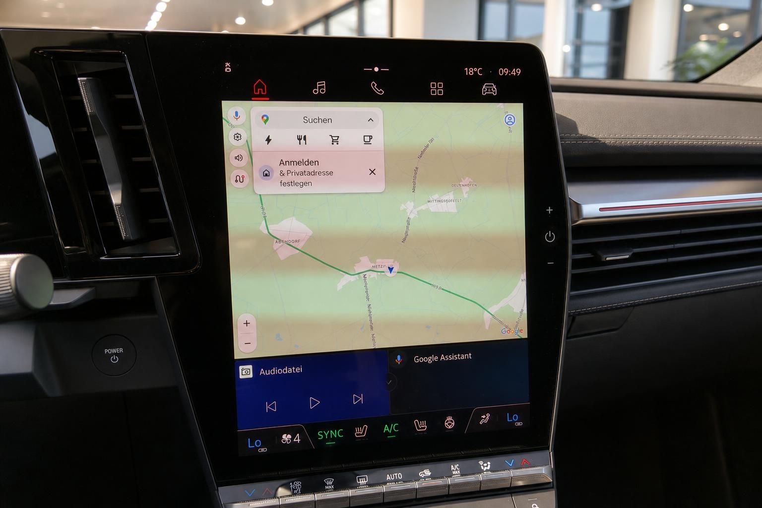 Infotainment-Touchscreen mit Navigationskarte im Fahrzeug