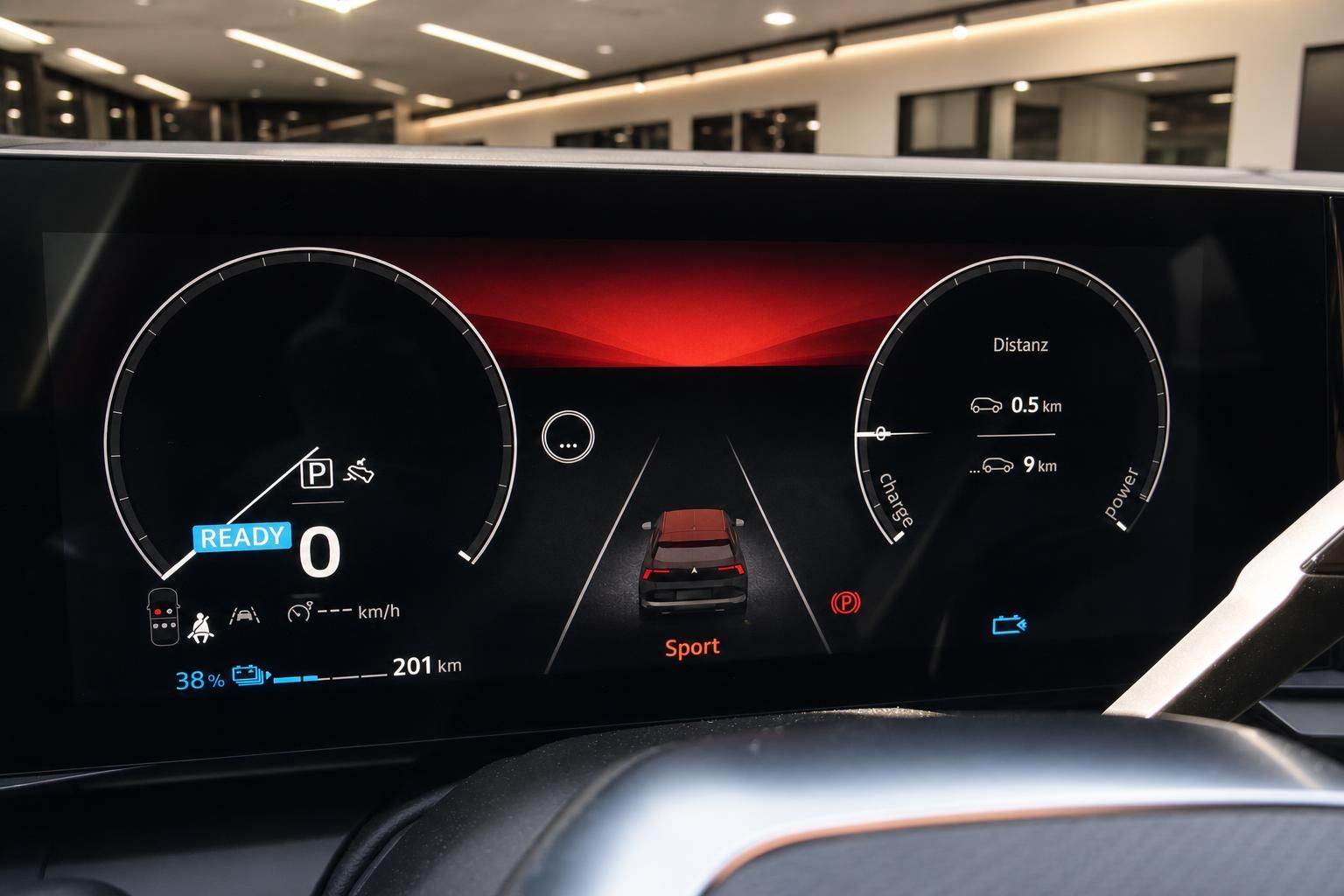 Digitales Kombiinstrument mit Ladestand und Sport-Modus im Elektroauto