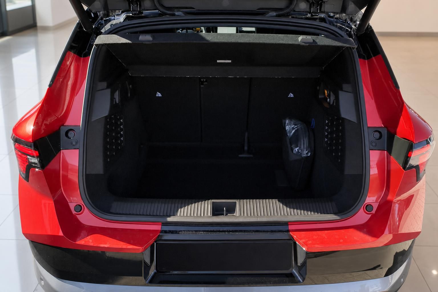 Kofferraum eines roten Elektro-SUV mit geöffneter Heckklappe