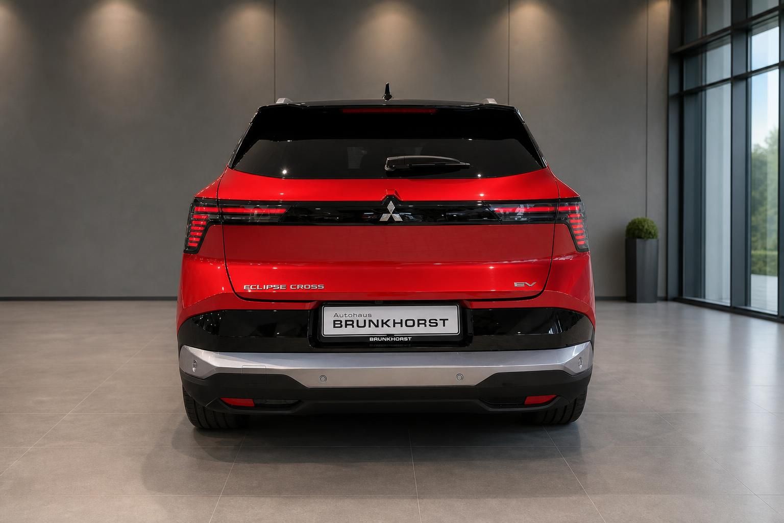 Mitsubishi Eclipse Cross EV in Rot, Heckansicht im Showroom