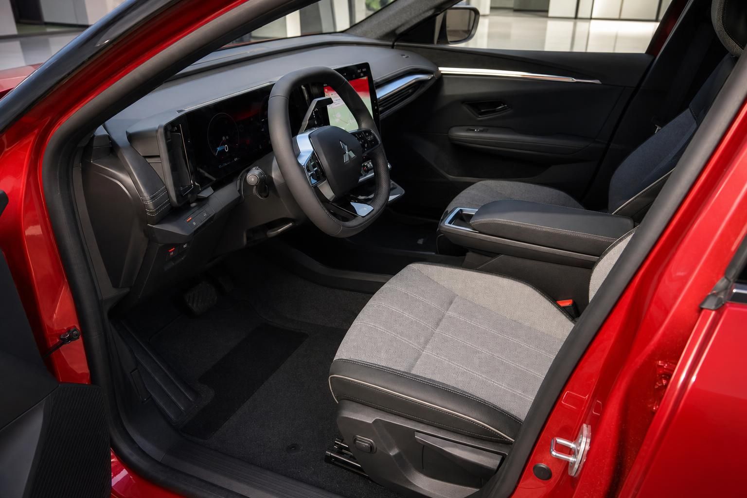 Mitsubishi Eclipse Cross EV Innenraum mit Vordersitzen und Armaturenbrett