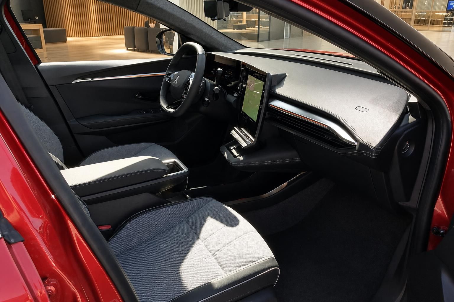 Fahrzeuginnenraum mit Blick auf Cockpit und Vordersitze in Rot